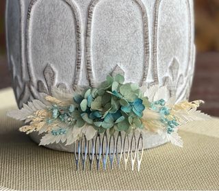 Tocado de flores preservadas