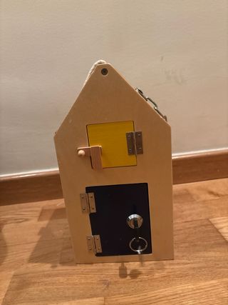 Casa de madera con cerraduras