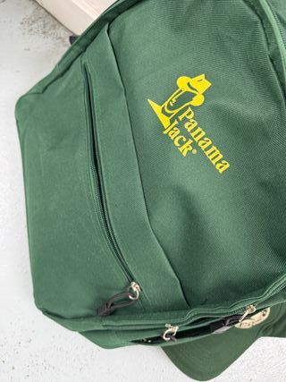 Mochila Panama Jack y gorra verde