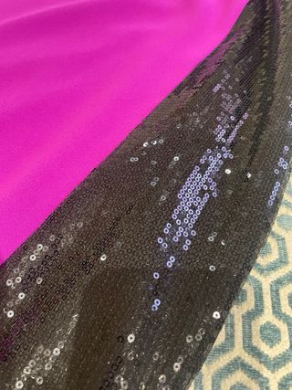 Vestido morado con detalles negros