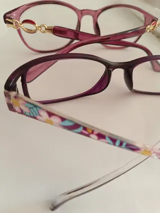 Gafas de cerca moradas y doradas dos gafas nuevas