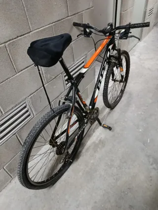 Bicicleta Montaña Negra y Naranja