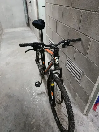 Bicicleta Montaña Negra y Naranja