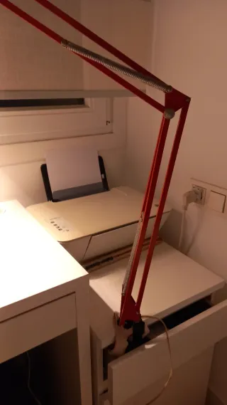 Lámpara de escritorio vintage roja