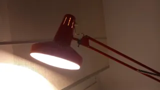 Lámpara de escritorio vintage roja