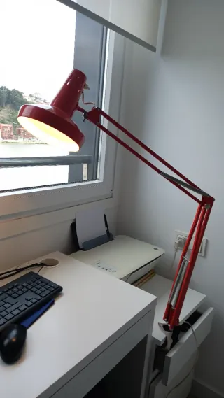 Lámpara de escritorio vintage roja