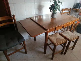 Mesa de comedor de madera