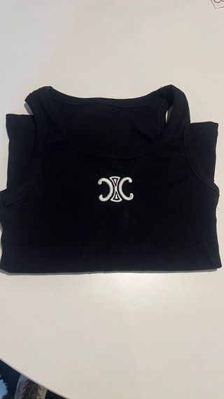 Top negro con logo bordado