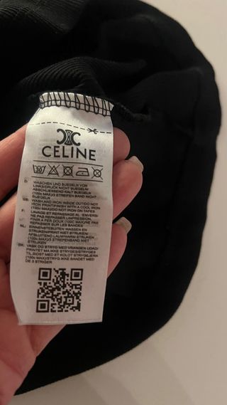 Top negro con logo bordado