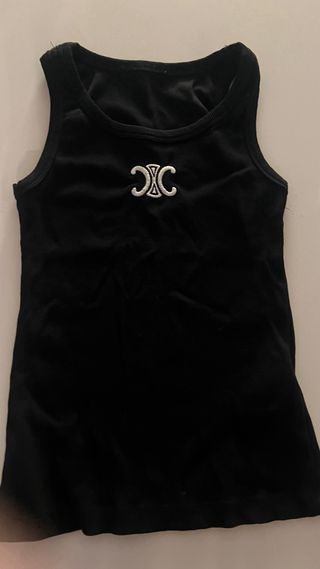 Top negro con logo bordado