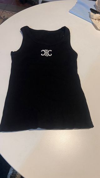 Top negro con logo bordado