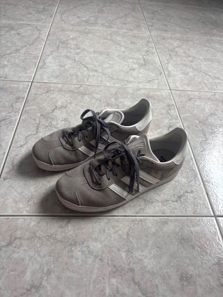 Zapatillas Adidas Gazelle Grises y Blancas