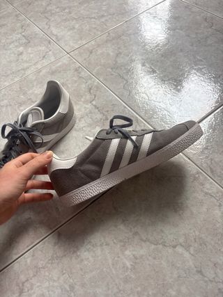 Zapatillas Adidas Gazelle Grises y Blancas