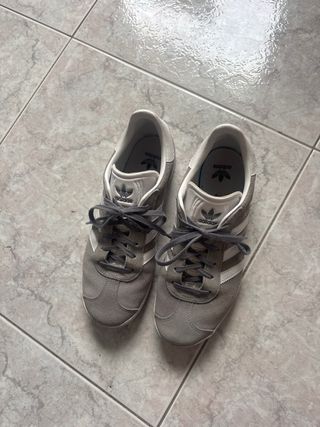 Zapatillas Adidas Gazelle Grises y Blancas