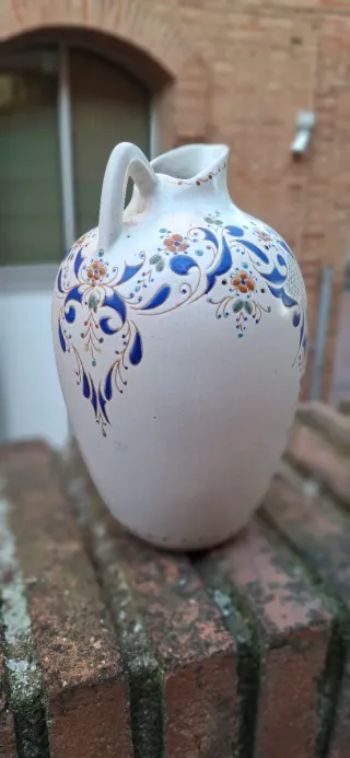 Jarrón de cerámica azul y blanco