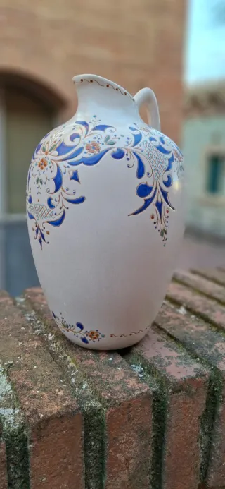 Jarrón de cerámica azul y blanco