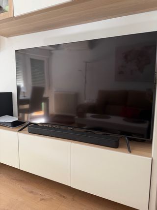 Smart TV Negro 60’ marca Samsung.