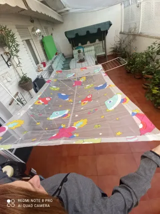 Estor infantil con mecanismo recogedor