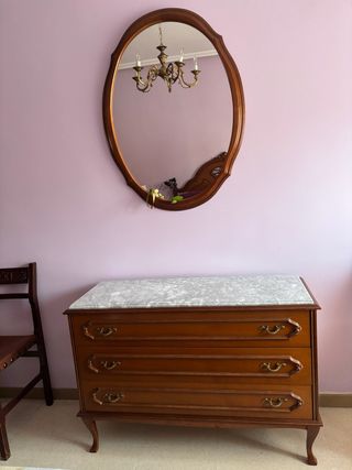 Cómoda de madera con tapa de mármol