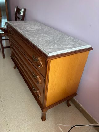 Cómoda de madera con tapa de mármol