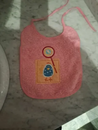 Babero rosa con dibujo de pollito