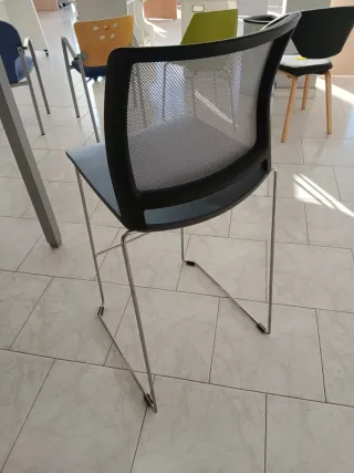 Taburete alto gris y plateado