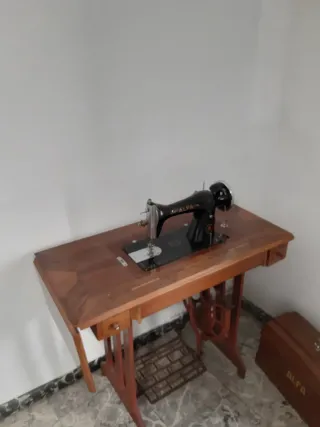 Máquina de Coser Alfa con Mesa de Madera
