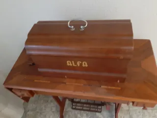 Máquina de Coser Alfa con Mesa de Madera