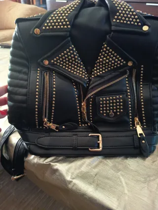 Mochila estilo Biker tachuelas doradas