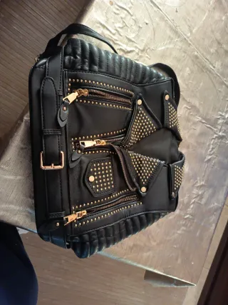 Mochila estilo Biker tachuelas doradas