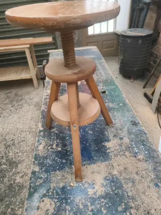 Taburete de madera regulable en altura
