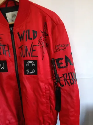 Chaqueta bomber roja con parches