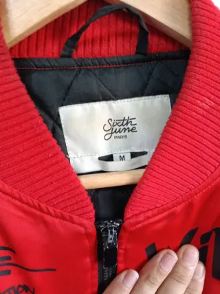 Chaqueta bomber roja con parches