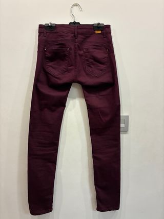 Pantalón pitillo tiro bajo granate