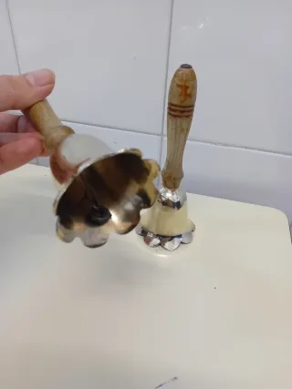 2 Campanillas antiguas de bronce con mango madera