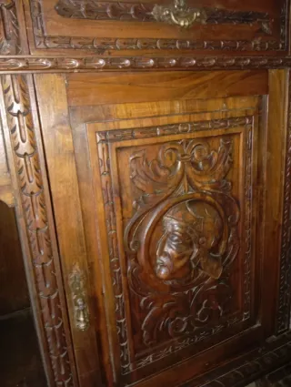 Aparador de madera tallada