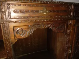 Aparador de madera tallada