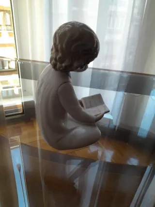 Lladró Nao niño leyendo porcelana