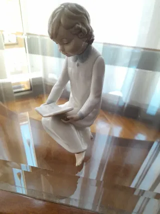 Lladró Nao niño leyendo porcelana