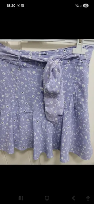 Falda Zara floral morada talla XS