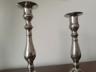 Candelabros de metal plateado