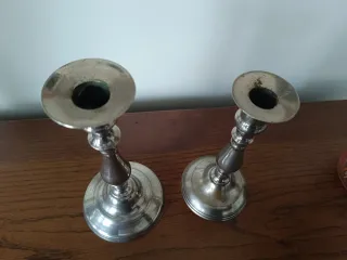 Candelabros de metal plateado