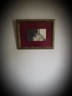 Antigua foto mujer puño en alto enmarcada