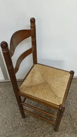 Silla de madera con asiento de yute