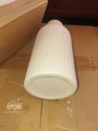 Jarrón de cerámica blanco