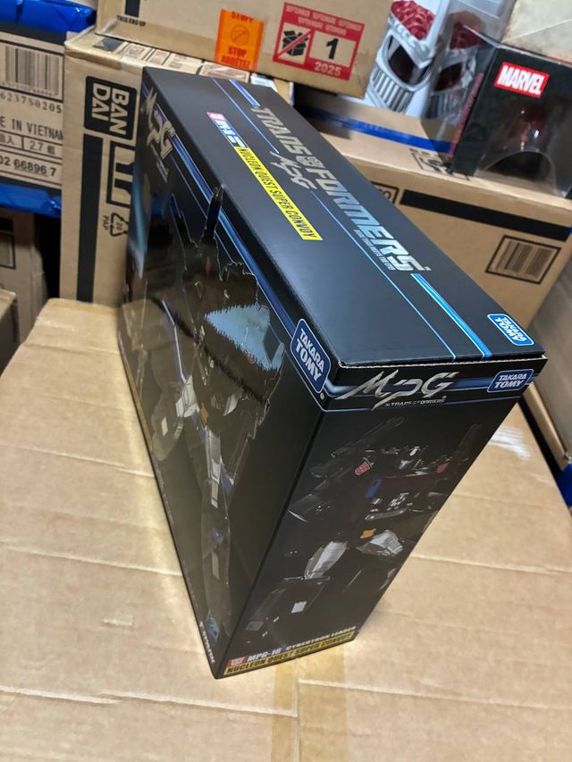 Hasbro Optimus Prime MPG-16 Nucleon Quest