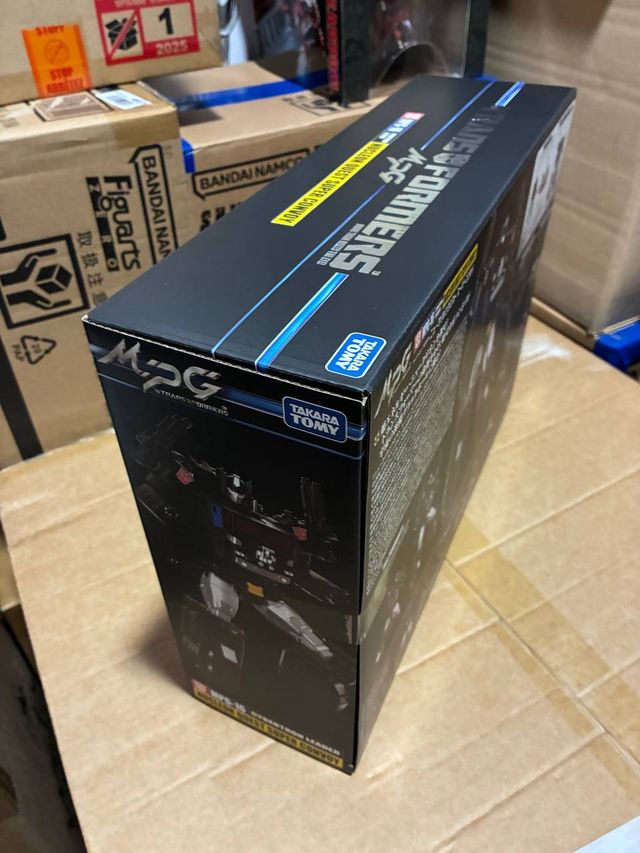 Hasbro Optimus Prime MPG-16 Nucleon Quest