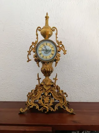Antico orologio da tavolo in rame