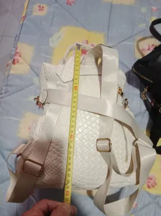 Mochilas de viaje negras y blancas