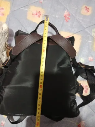 Mochilas de viaje negras y blancas